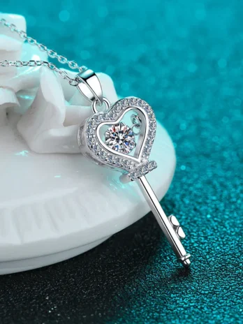 925 Silver Excellent Cut D Color Pass Diamond Test 0.5 Carat D Color Moissanite Crown Key Pendant Necklace Gemstone Chain